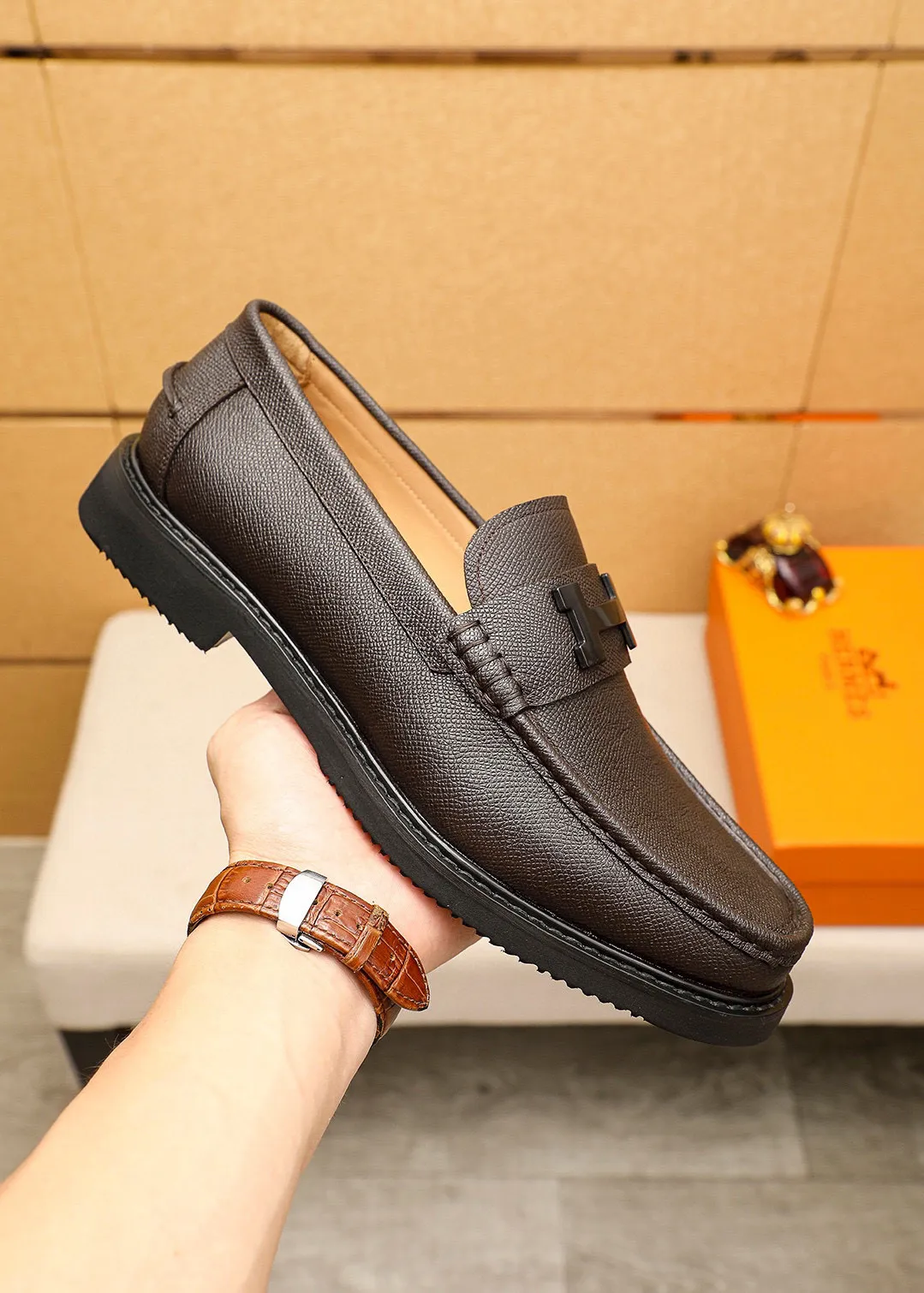 Men's shoes 💰460 💐 Product trademark: HERMES "Hermès" casual leather shoes Regular size: 39-44 (38.45🉑️customized) Product materials: Selected imported first-layer cross-grain cowhide upper + luxury hardware buckle, imported water-dyed cowhide lining. Strong three-dimensional visual effect, non-slip and wear-resistant rubber outsole Color: 4⃣️colors available